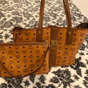 MCM REVERSABLE SHOPPER TOTE WITH POUCH